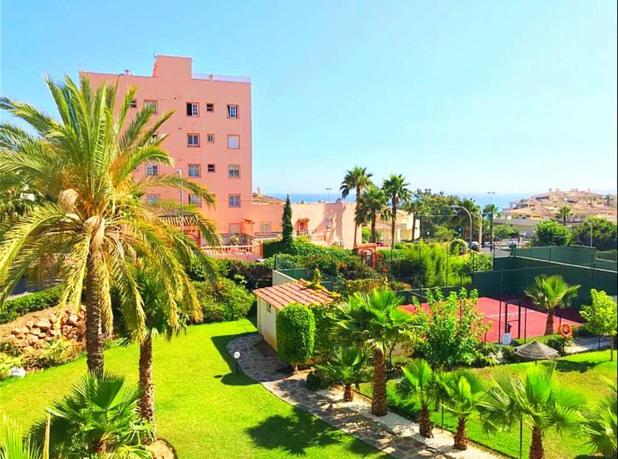 Seaview Apartment With Great Amenities & Facilities Benalmádena Kültér fotó